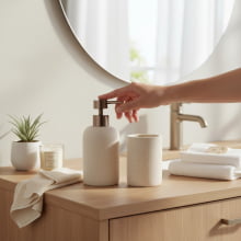Kyphi - Porta Sabonete Liquido e Copo de Enxague / Porta Escova de Dente em Polirresina