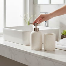 Kyphi - Porta Sabonete Liquido e Copo de Enxague / Porta Escova de Dente em Polirresina