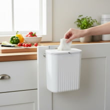 Lumina - Lixeira Suspensa em Plastico