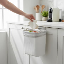 Lumina - Lixeira Suspensa em Plastico
