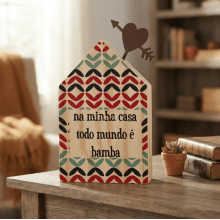 Bamba - Casinha Decorativa em Madeira com Enfeite em Aço